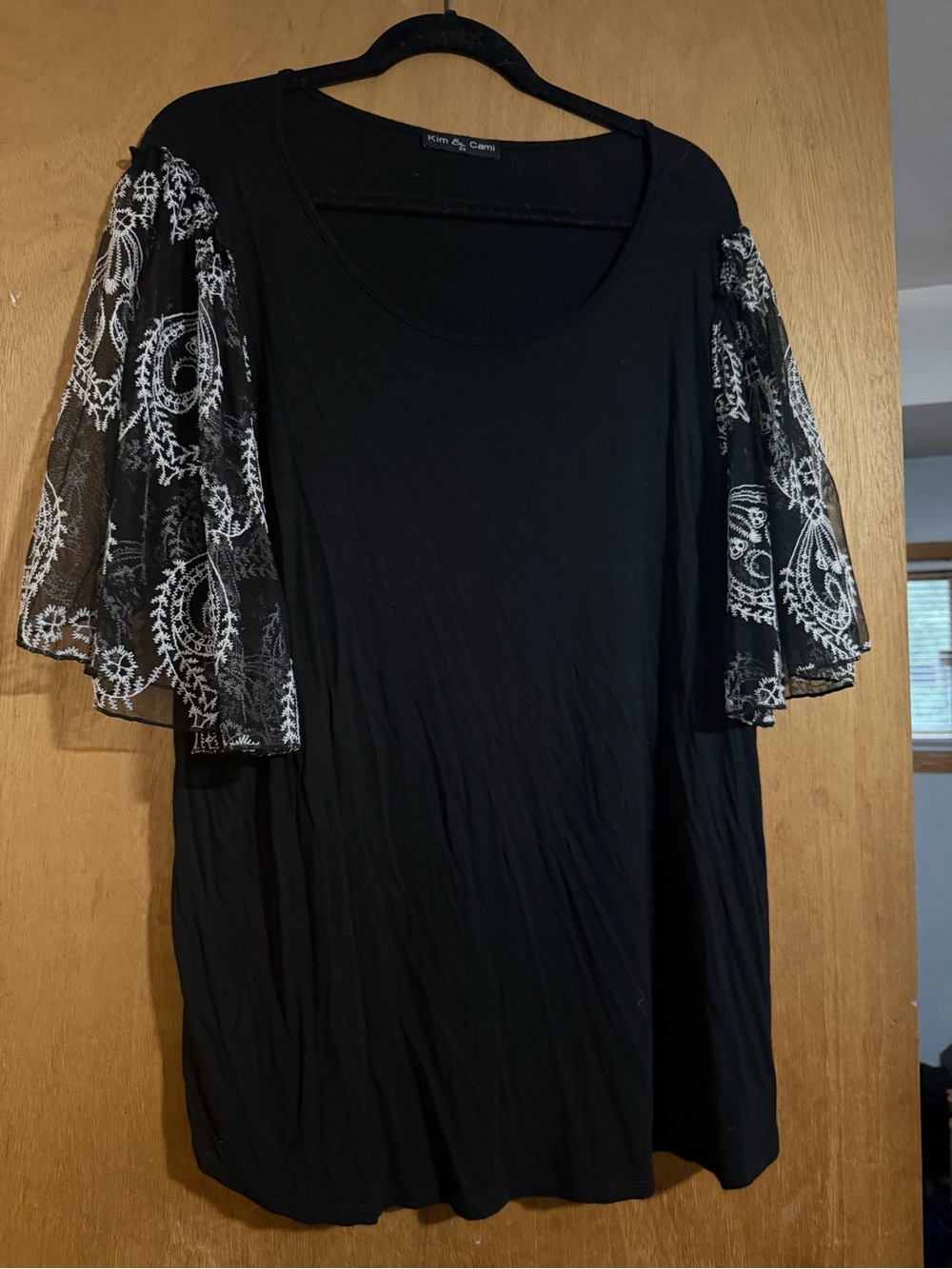 Kim and Cami Flutter Lace Sleeve Flowy Top Size 2X black
